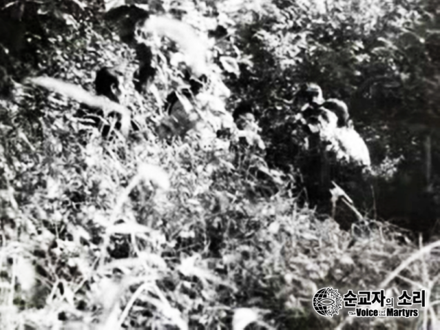 Cha Deoksun and others worshiping in the woods